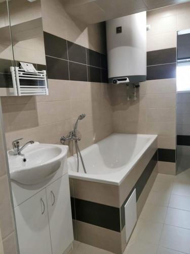 2 bedrooms, 4 beds