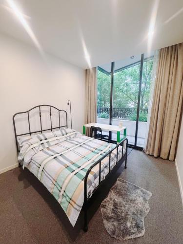 Guestroom, Modern 2B2B Apartment Close City in Waterloo