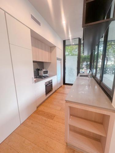 Kitchen, Modern 2B2B Apartment Close City in Waterloo