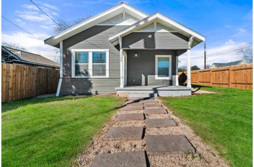 Step into Comfort in this 3BR2BA Downtown Retreat in San Antonio, USA