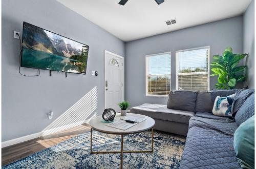 Step into Comfort in this 3BR2BA Downtown Retreat in San Antonio, USA