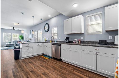Step into Comfort in this 3BR2BA Downtown Retreat in San Antonio, USA
