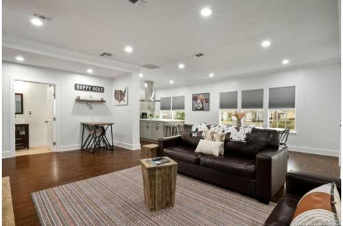 Experience Serenity in a 4BR3BA Downtown Home in San Antonio, USA