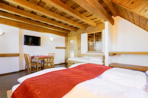 2 queen beds, 1 twin bed