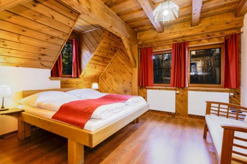 1 queen bed, 2 twin beds