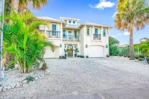 Pelican's Nest image