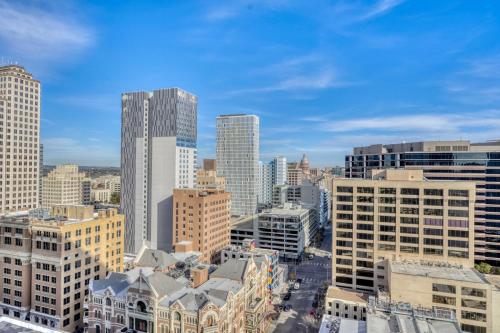 Downtown 1br w deck pool lounge nr dining ATX-229 in Austin, USA