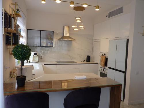 JTower Royal Suites - The Penthouse - Alefimmoed - image 4