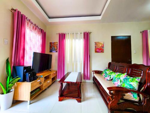 B&B Iloilo - Serene 2BR Escape: Poolside Bliss in Iloilo City - Bed and Breakfast Iloilo