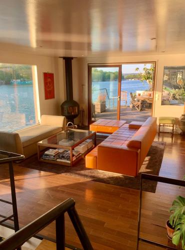 Péniche Suresnes gîte à louer Longchamp Race Track