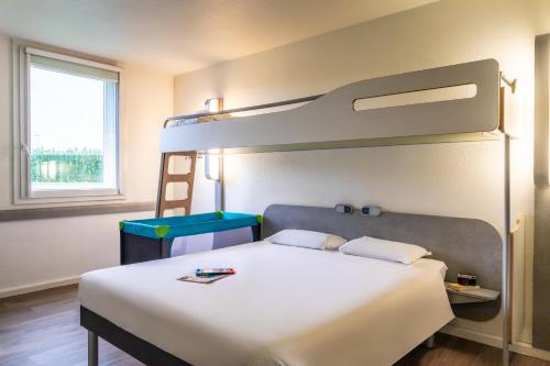1 double bed, 1 twin bed