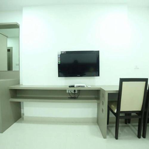 Cosy Room With Private Bath And Work Desk