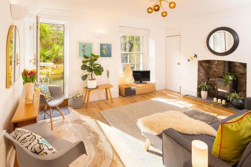 Idyllic Clifton Hideaway - Stunning Garden Flat