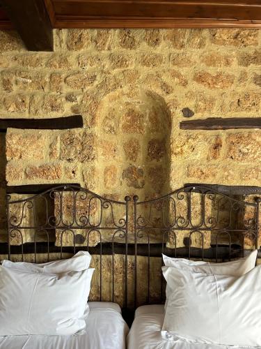 2 twin beds