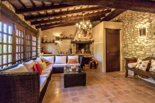 Közös társalgó / TV, Timeless Elegance near Barcelona, 14 min to beach in Santa Oliva