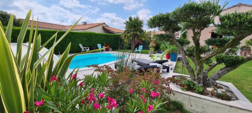 Chambre privée entrée indépendante piscine familiale chauffée, 4 min du Puy du Fou - Pension de famille - Les Épesses