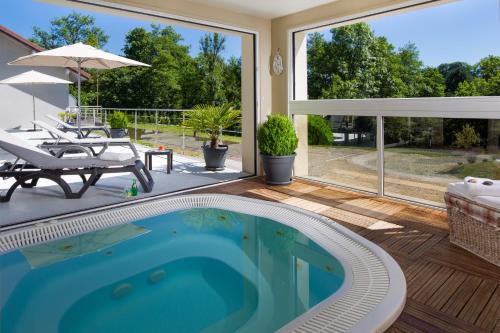 Karstais baseins, Hotel Blanc in Marigny-Saint-Marcel