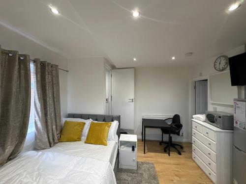1st Studio Flat With full Private Toilet And Shower With its Own Kitchenette in Keedonwood Road Bromley A Fully Equipped Independent Studio Flat