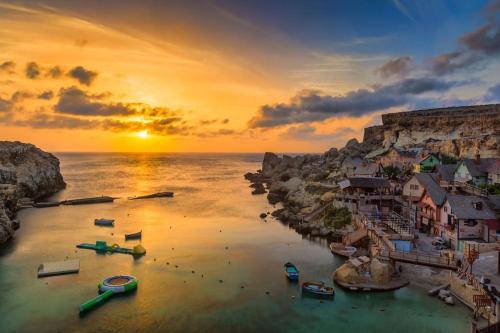 Luxury House of Character Golden Bay/Manikata. in Għajn Tuffieħa
