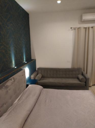 1 queen bed, 1 double bed