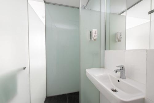 Small Double Room image 4