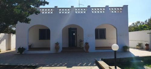  Seaside Villa with Hot Tub, 5mins walk from the sea, Ferienwohnung in Torre Rinalda