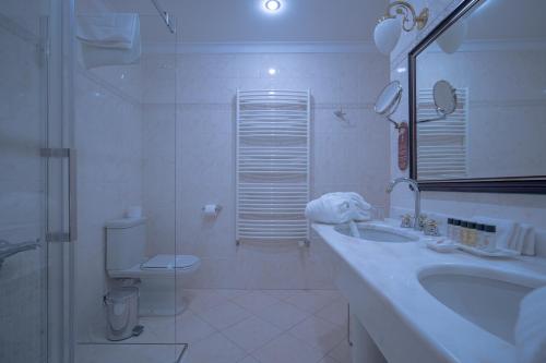 Junior Suite with Balcony image 8