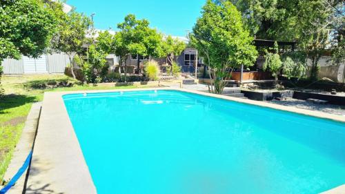 Agradable casa con Tina de agua Caliente y Piscina - Quillón