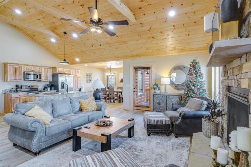 Sevierville Family Cabin Hot Tub and Game Room! in Sevierville, USA