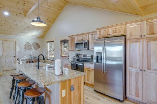 Sevierville Family Cabin Hot Tub and Game Room! in Sevierville, USA