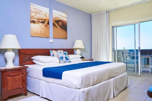 Tropical Sunset Beach Apartment Hotel in 세인트 제임스