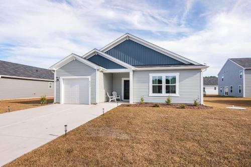 Spacious Cottage on the Pond Near Restaurants, Shops and Beaches