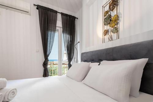 Luminous and Calm 2 BR Apt 7 minutes to Metro in Koukaki