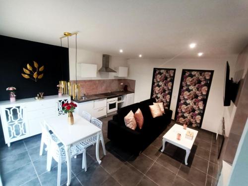 Cocon romantique avec jacuzzi extérieur (Cocon romantique avec jacuzzi exterieur) in Rosieres-pres-Troyes