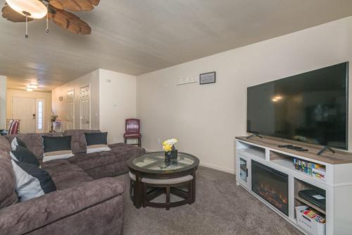 Convenient & cozy 4-br T/H; heated 2 car garage!!