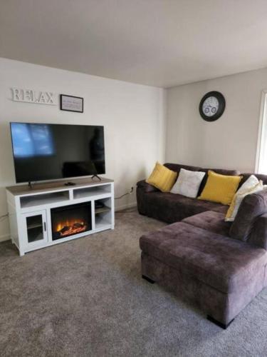 Convenient & cozy 4-br T/H; heated 2 car garage!!