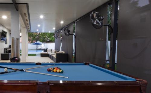 Miami Luxury Villa Heated Pool & Pool Table 5BD 4BR