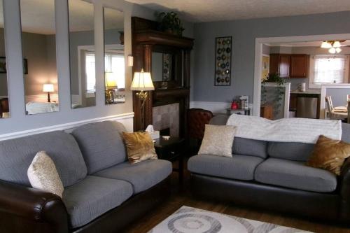North Side Bungalow - Sleeps 8! in Pittsburgh, USA