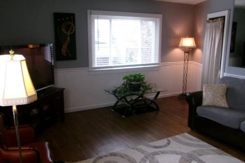 North Side Bungalow - Sleeps 8! in Pittsburgh, USA