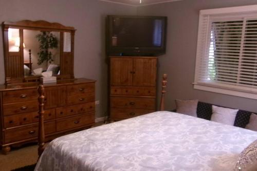 North Side Bungalow - Sleeps 8! in Pittsburgh, USA