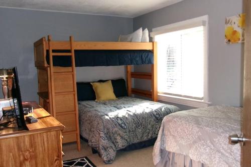 North Side Bungalow - Sleeps 8! in Pittsburgh, USA