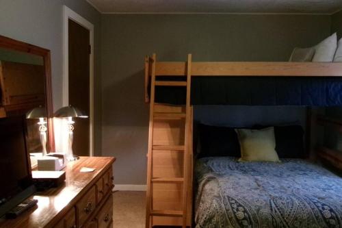 North Side Bungalow - Sleeps 8! in Pittsburgh, USA