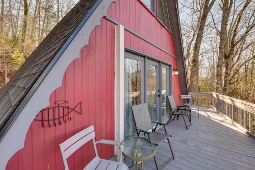 Charming Franklin Cabin with Deck Stunning Views!