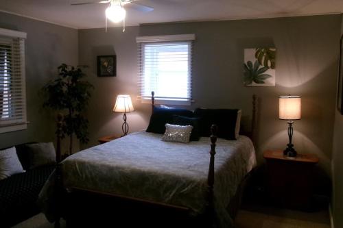North Side Bungalow - Sleeps 8! in Pittsburgh, USA
