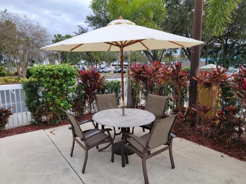 Galleria Palms Hotel image 36