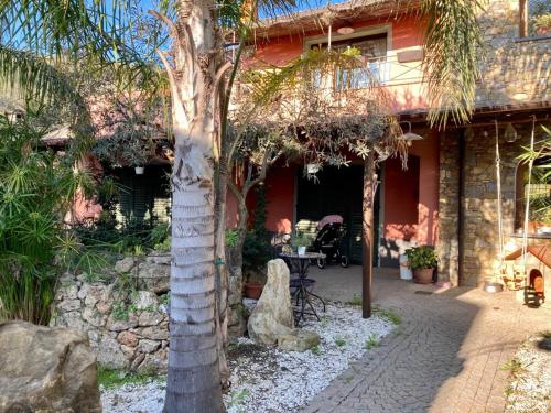  La Casa di Martina, villa con 1 piscina 1 piscina bimbi e parco giochi in Caramagna Ligure