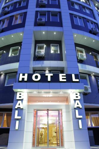 ทางเข้า, Bali Colosseum Hotel in เซมุน