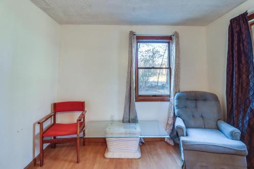 Quaint Tannersville Cottage about 2 Mi to Skiing! in Tannersville, USA