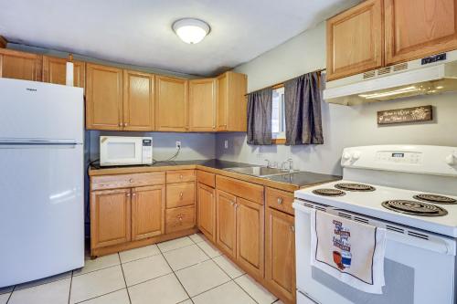 Quaint Tannersville Cottage about 2 Mi to Skiing! in Tannersville, USA