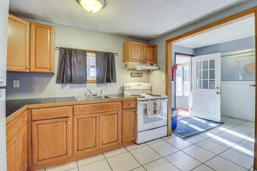 Quaint Tannersville Cottage about 2 Mi to Skiing! in Tannersville, USA